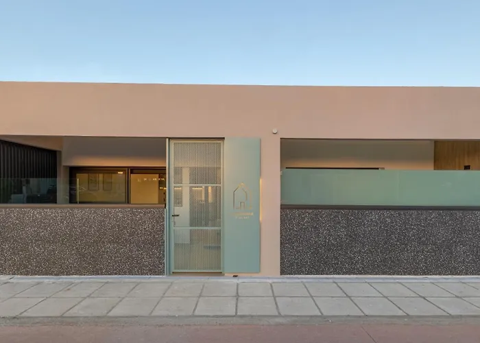 Hot Tub - 5 Min To Beaches - Netflix - Full Kitchen